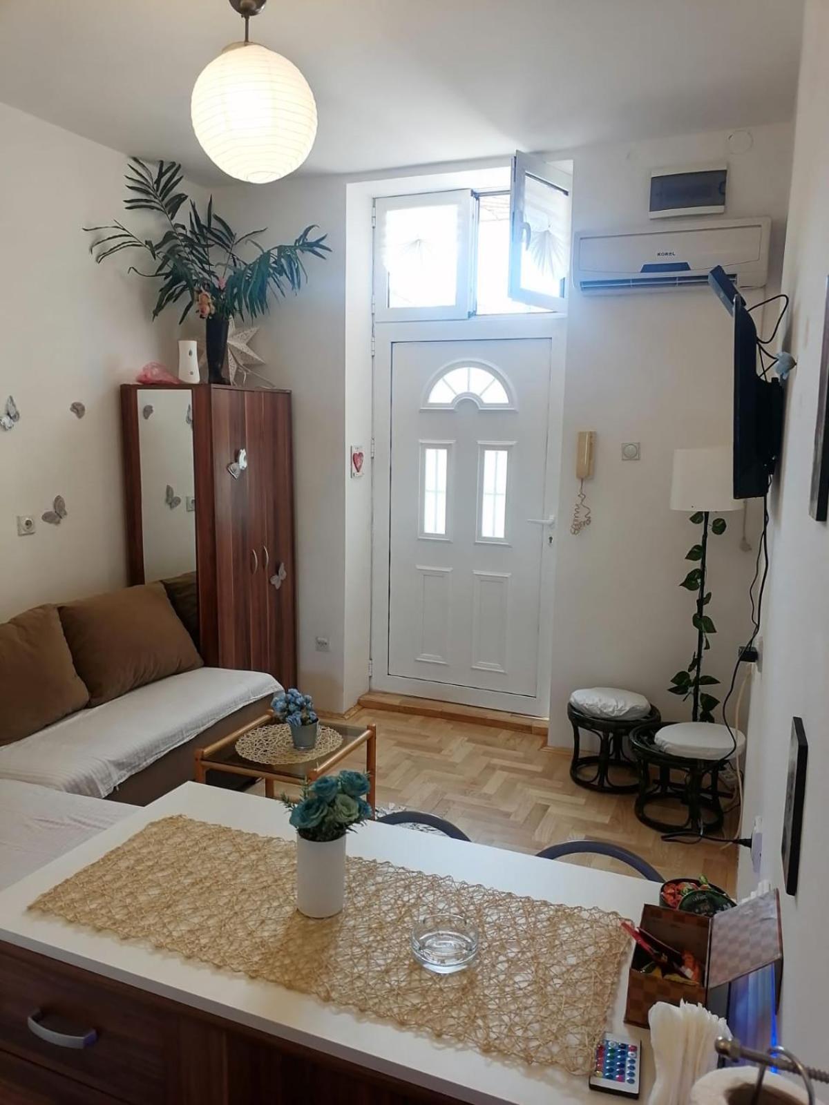 Small Low Cost Studio Belgrade Extérieur photo