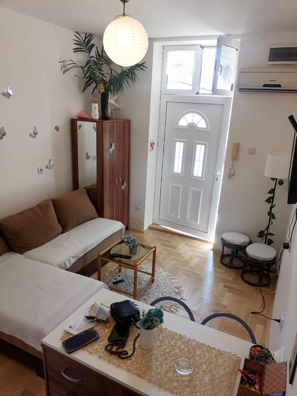 Small Low Cost Studio Belgrade Extérieur photo
